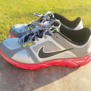 Nikes tennis shoes